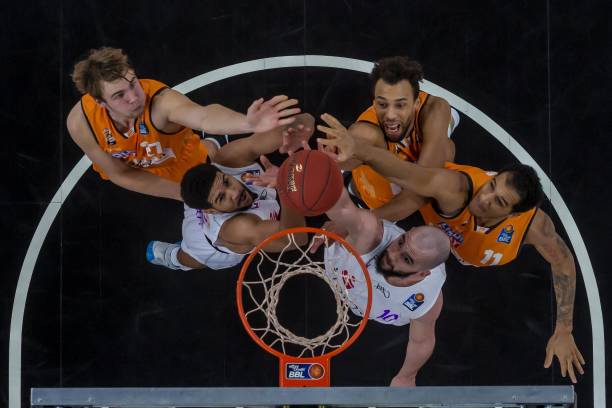 的重要纽带 的重要纽带